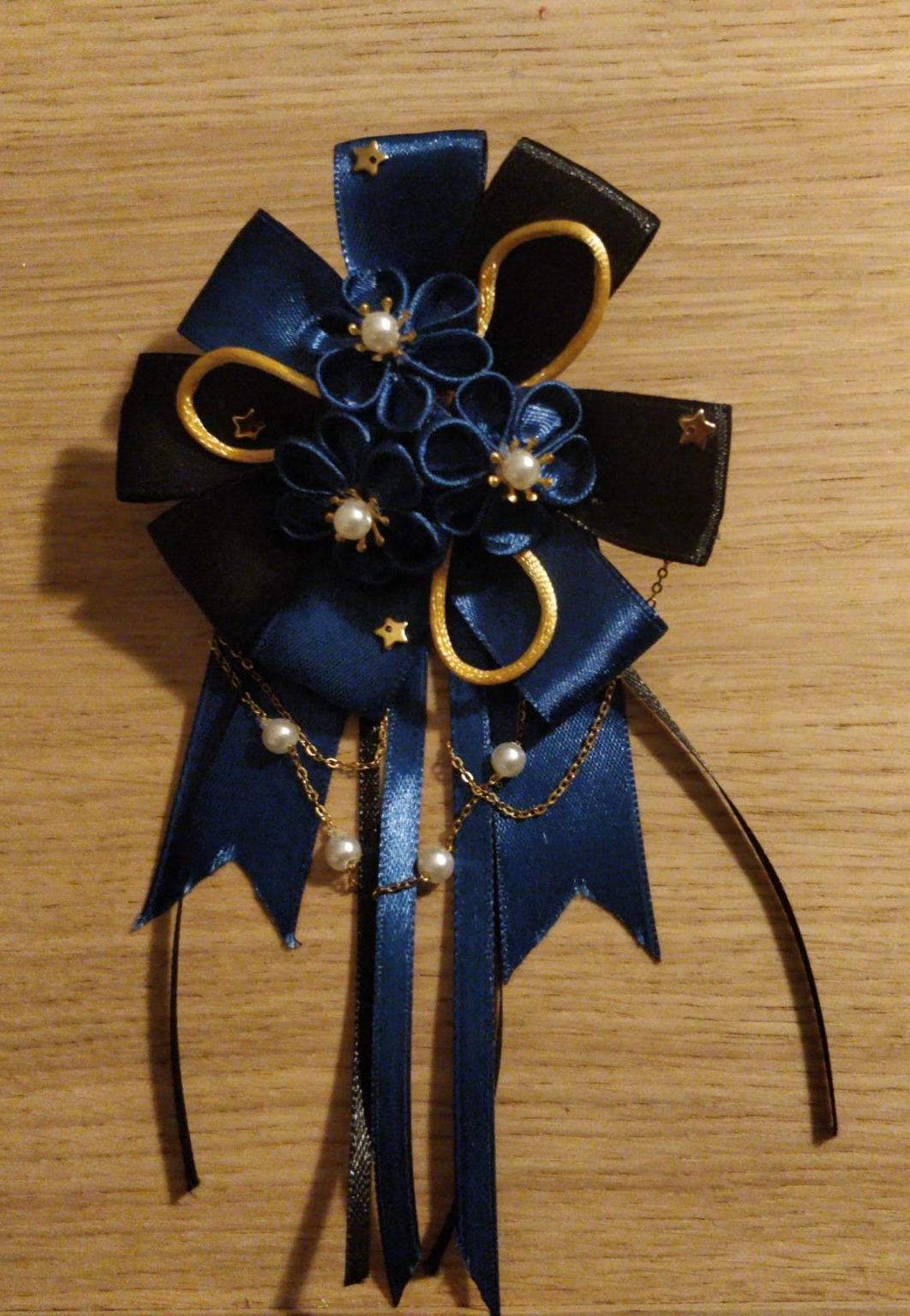 Composition bleue et noire avec chaînes, perles et fleurs