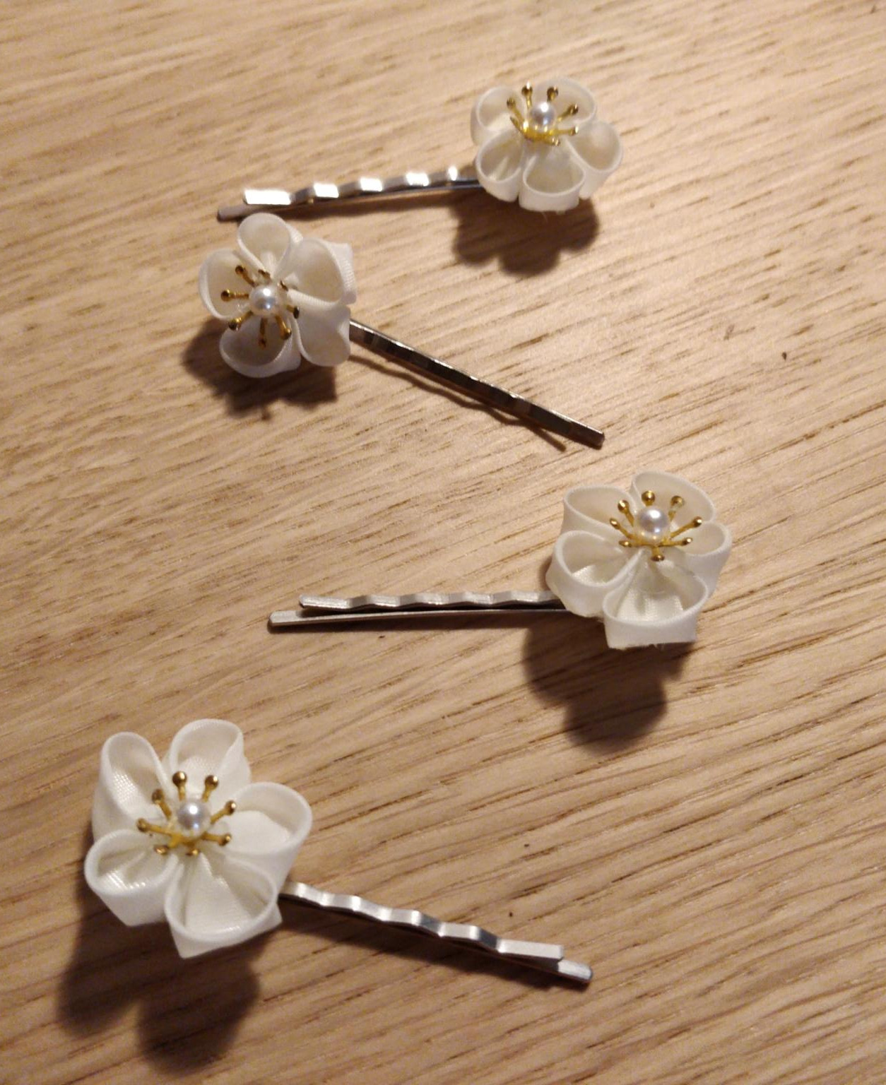 Quatre épingles avec petites fleur blanches