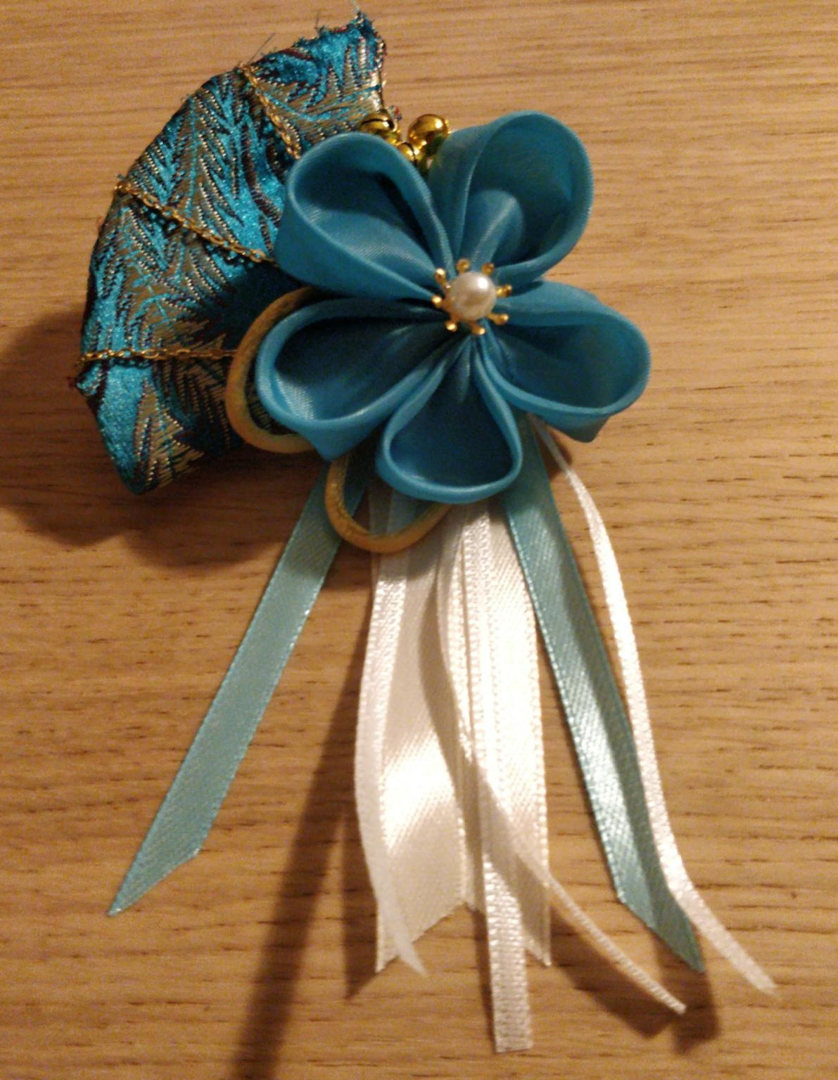 Une barette à une fleur bleue avec éventail