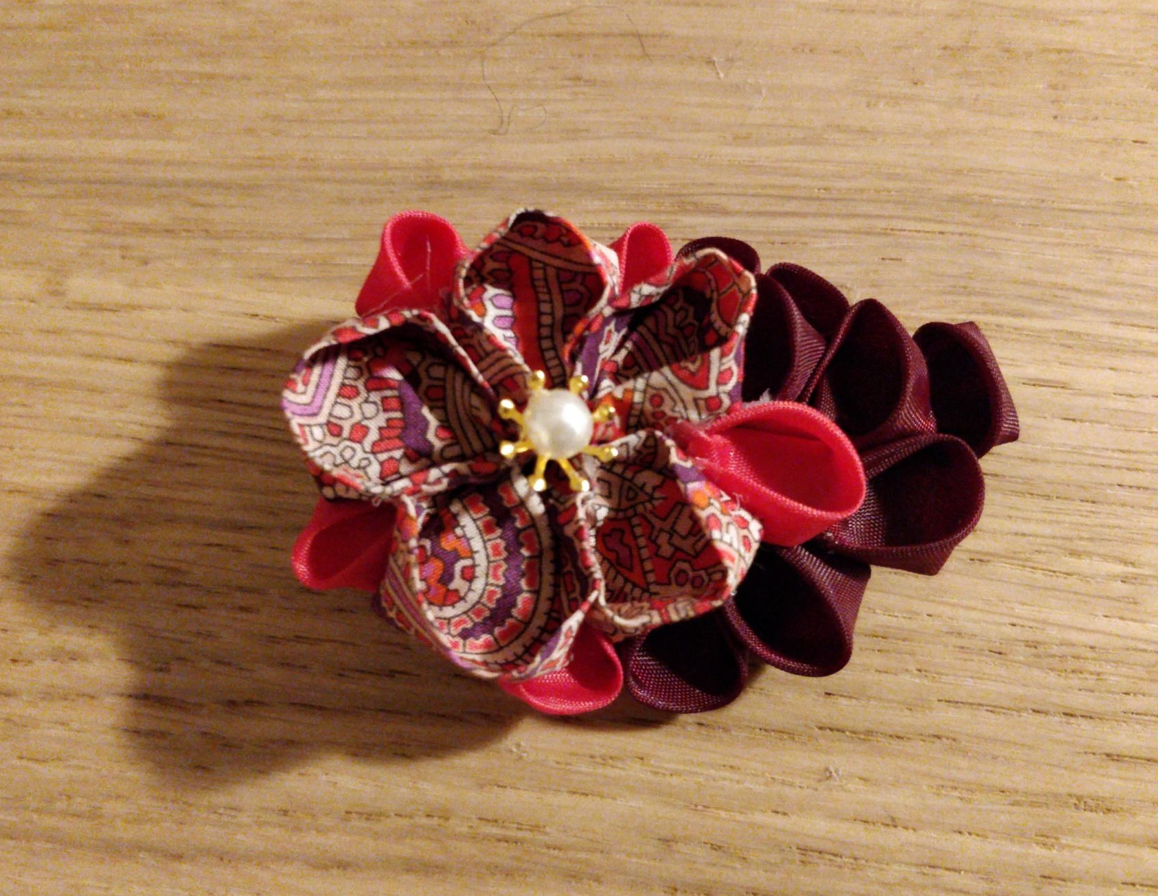 Barette à grosse fleur aux motifs imprimés et pétals rouges et violets