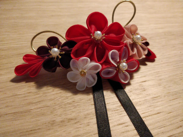 Broche kanzashi composée de cinq fleurs et autres rubans