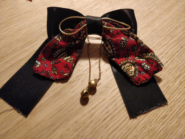 Nœud noir et rouge avec grelots