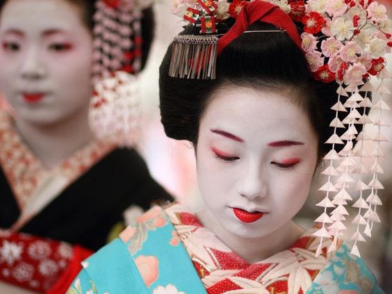 Exemple de hana kanzashi porté par une maiko